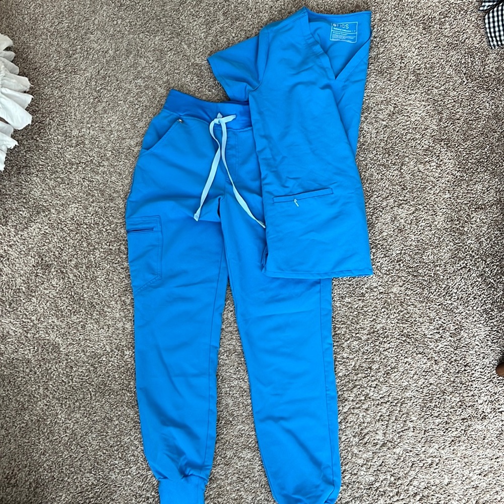 Figs set:  pocket scrub top size S, Zamora jogger size XS lightly worn like new